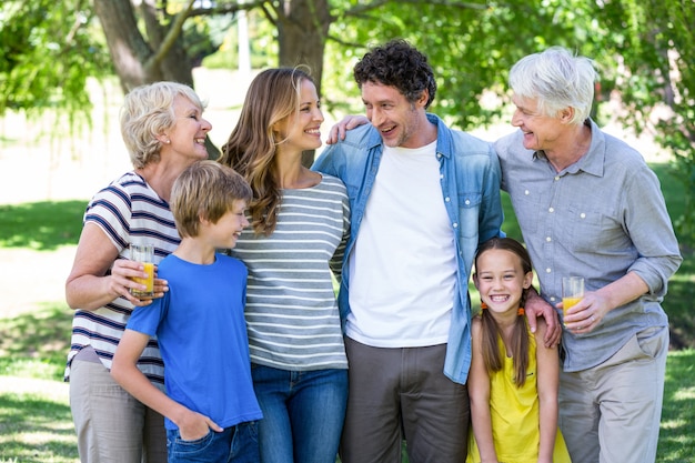 Lachende familie staan