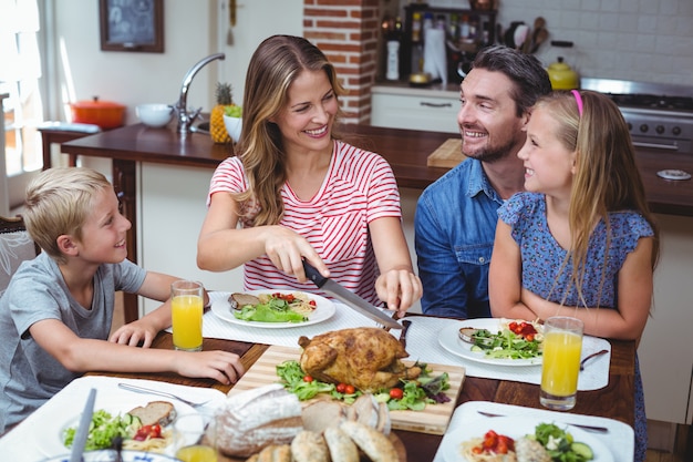 Lachende familie vieren thanksgiving