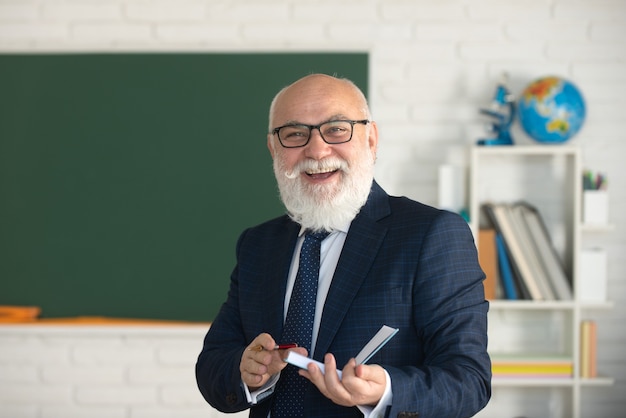 Lachende gelukkige volwassen elegante professor met bril onderwijs en kennis concept docenten dag