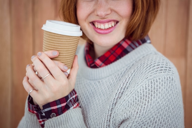 Lachende hipster vrouw met een koffiekopje