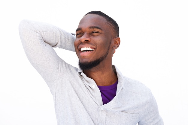 Lachende jonge Afro-Amerikaanse man