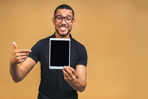 Lachende jonge afro-amerikaanse zwarte man met een touchpad-tablet-pc