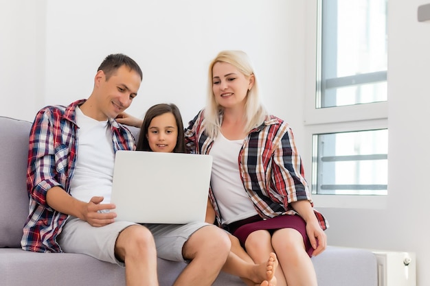 Lachende jonge ouders en hun kind zijn erg blij, ze zijn thuis