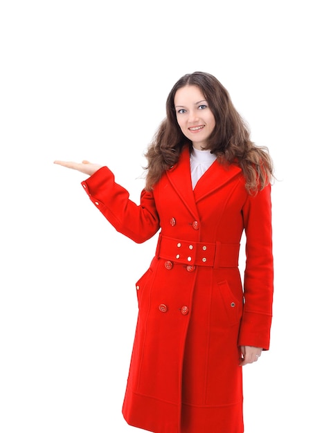 Lachende jonge vrouw in rode jas weergegeven op kopie space.isolated op wit.
