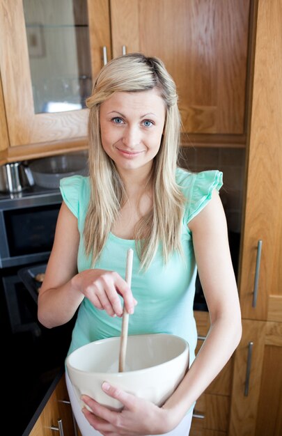 Foto lachende jonge vrouw koken