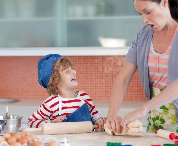 Lachende jongen met plezier met zijn moeder