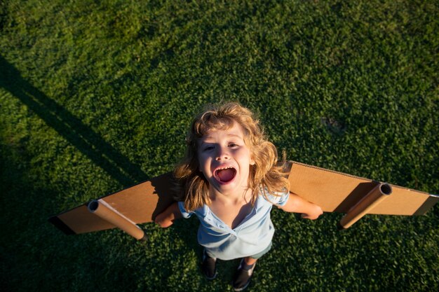 Lachende jongen Verbeelding uit de kindertijd droom van avontuurlijke reizen Reizen en vakantie met kinderen Kinderen vrijheid en zorgeloos concept