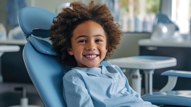 Lachende jongen zittend op de bank in de tandheelkundige kliniek, wachtend om behandeld te worden