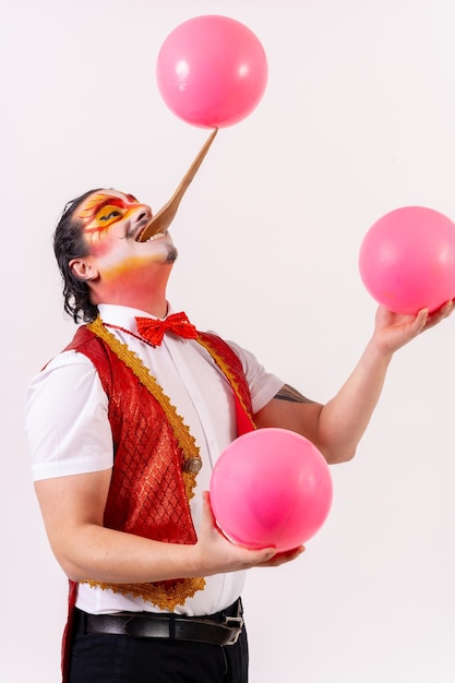 Lachende jongleur jongleren ballen geïsoleerd op een witte achtergrond