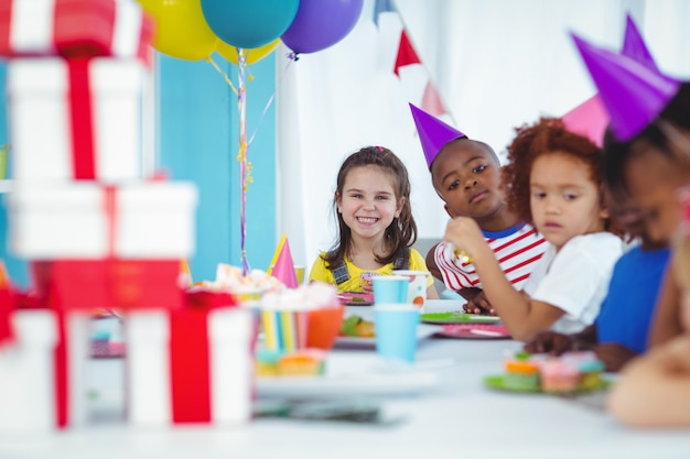 Lachende kinderen op een verjaardagsfeestje