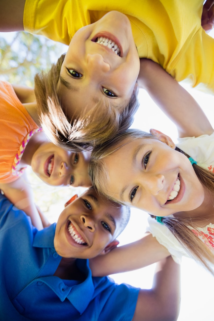 Foto lachende kinderen vormen een huddle in cirkel