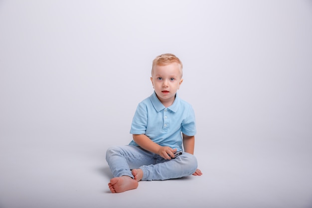 Lachende kleine jongen zitten