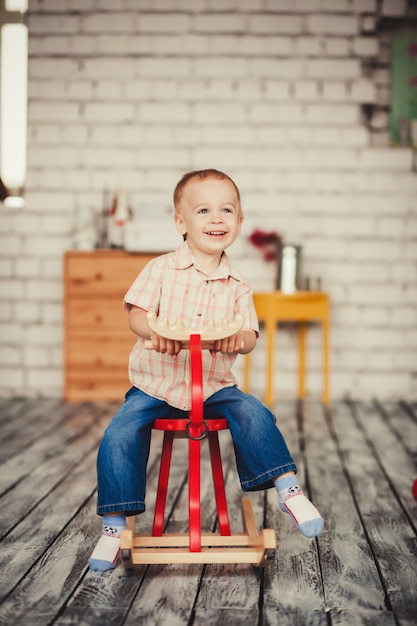 Lachende kleine jongen