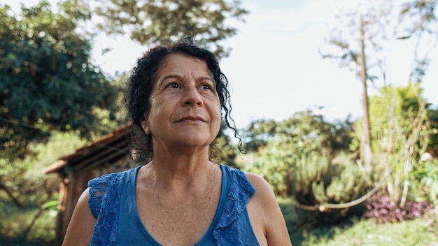 Lachende Latijns-Braziliaanse vrouw op de boerderij Vreugde positief en liefde