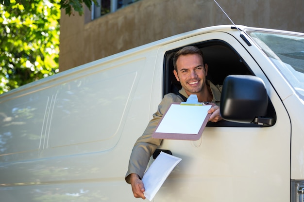 Foto lachende levering man zit in zijn busje