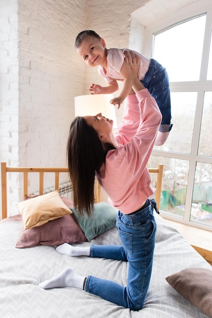 Lachende mama speelt thuis met haar dochter Moederdag