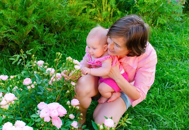 Lachende moeder blonde babymeisje plezier buiten in de tuin Vrijetijdsbesteding gelukkige familie