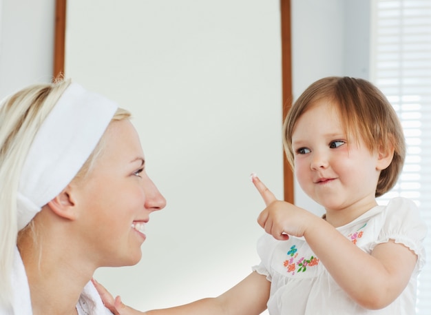 Lachende moeder spelen met haar dochter