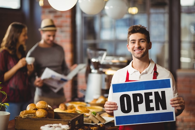 Lachende ober poseren met open teken