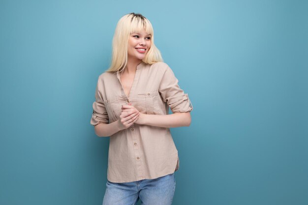 Lachende positieve blonde jonge blanke vrouw in casual look