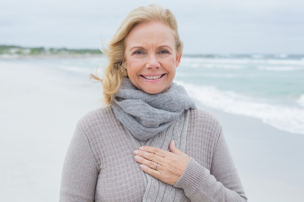 Lachende senior vrouw ontspannen aan het strand