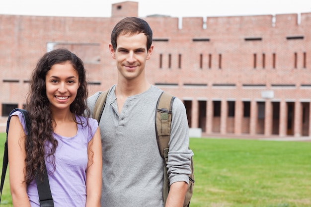 Lachende student paar poseren