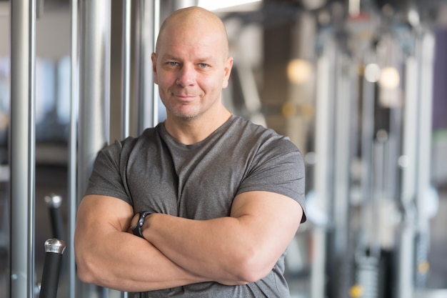 Lachende trainer coach in sportschool klaar voor training.