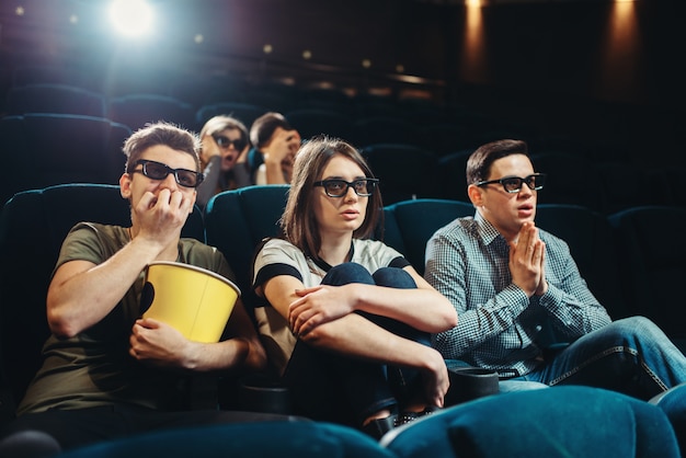 Lachende vrienden kijken naar 3D-film in de bioscoop