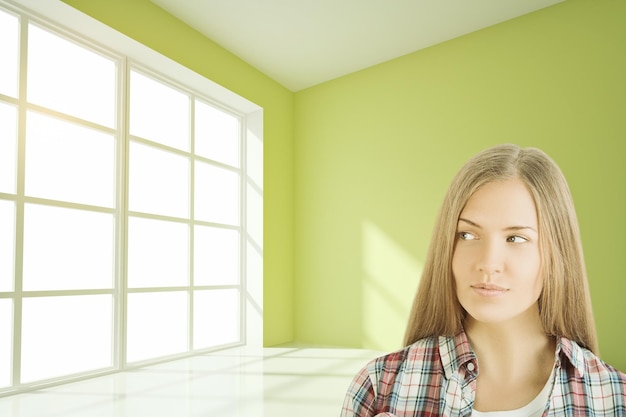 Lachende vrouw in groen interieur