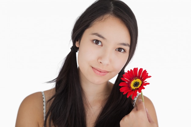 Lachende vrouw met bloem