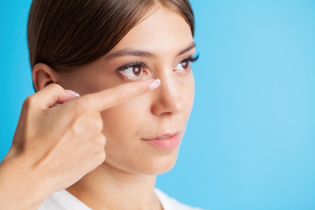 Lachende vrouw met contactlenzen en container in de hand