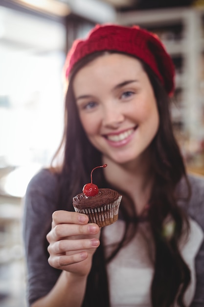 lachende vrouw met cupcake