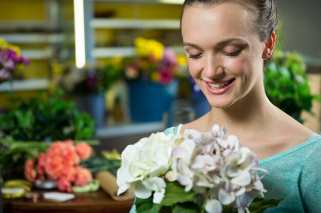 Lachende vrouw met een bos bloemen