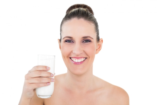 Lachende vrouw met glas melk