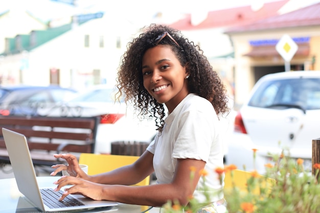 Lachende vrouw met laptop in café. Concept van ondernemer, zakenvrouw, freelance werknemer.