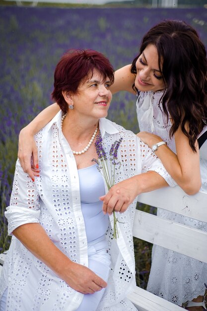 Lachende vrouw op het veld