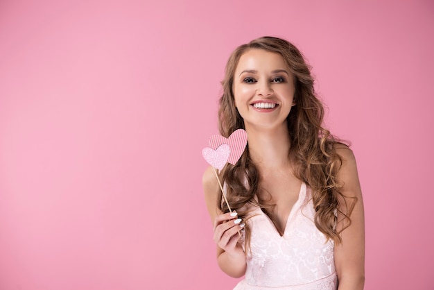 lachende vrouw poseren met hartjes