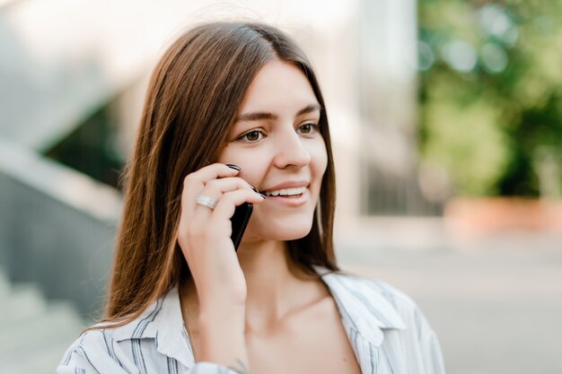 Lachende vrouw praat over de telefoon