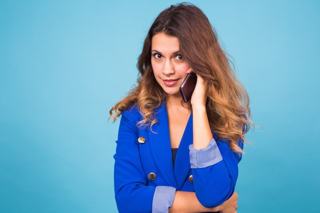 Lachende vrouw praten op de slimme telefoon