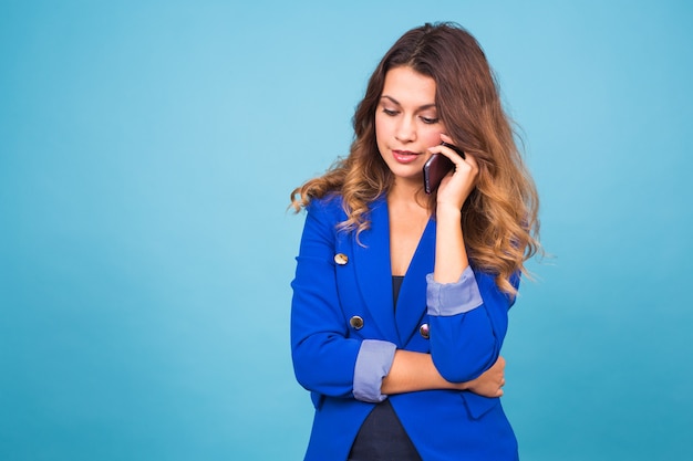 Lachende vrouw praten op de slimme telefoon