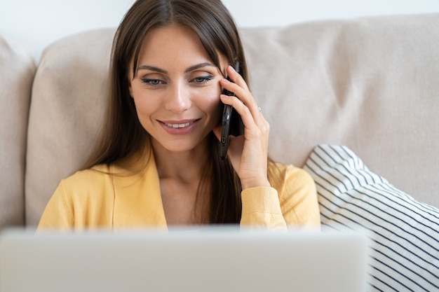 Lachende vrouw praten over de telefoon