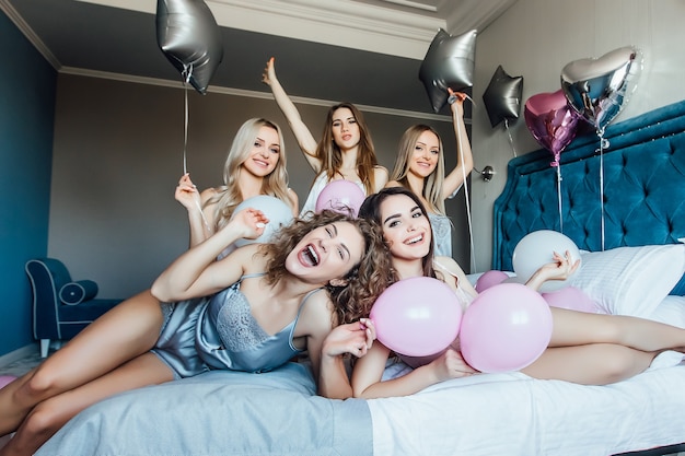 Lachende vrouwen met ballonnen