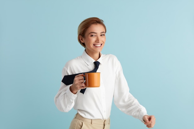 Lachende zakenvrouw die koffie houdt Portret van vriendelijke vrouw die koffie drinkt