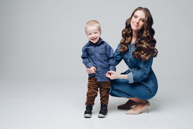 Lachende zoon en glimlachende moeder in studio