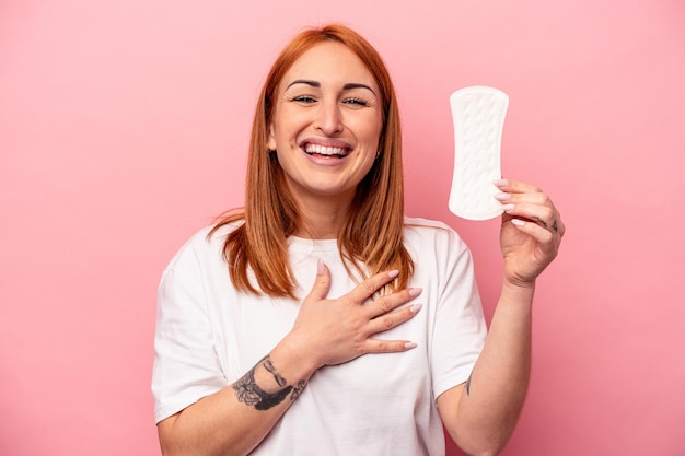 Lacht hardop met de hand op de borst