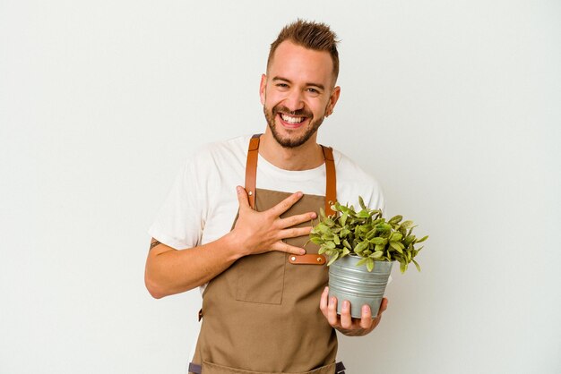 Lacht hardop met de hand op de borst