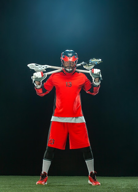 Foto lacrosse speler atleet sportman in rode helm op zwarte achtergrond sport en motivatie foto