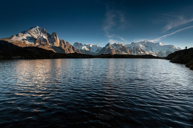 Lacs des Cheserys 호수와 몽블랑은 프랑스 샤모니(Chamonix)에서 낮에 햇빛 아래 있습니다.