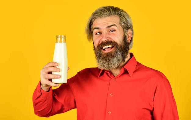 Lactose-intolerantie Bebaarde man houdt melkfles vast Gepasteuriseerde melk Veganistisch melkconcept Drink eiwitcocktail Gezonde gewoontes Bereid plantenmelk thuis voor Winkelreclame Hoe zuivelvrij te zijn