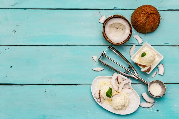 Foto lactosevrij kokosijs. speciale lepel, fruithelften en vlokken